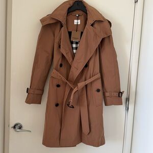 Women’s Burberry Amberford Trenchcoat Rain Coat Business Coat - Camel Tan Size 4